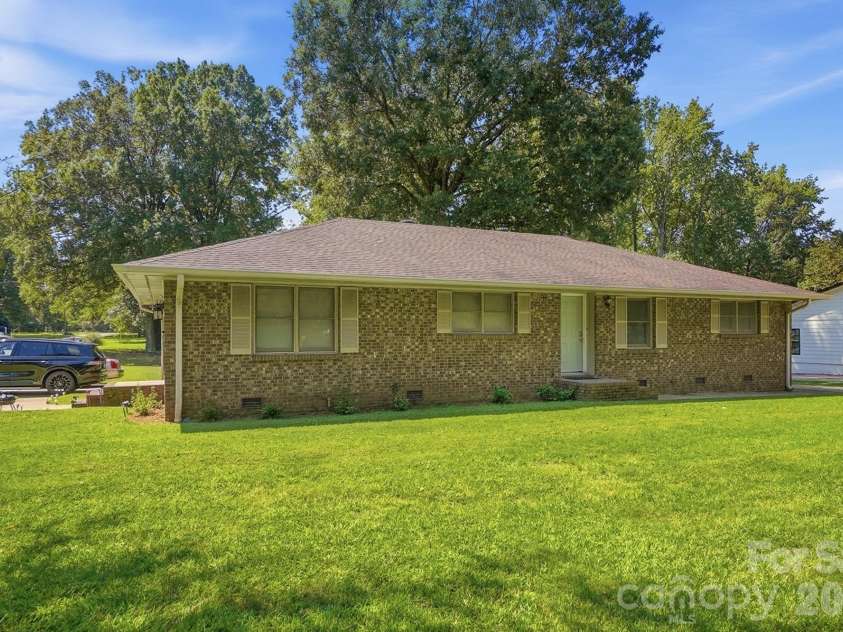 8051 Way Road, Charlotte, NC 28215.  MLS# CAR4420821, YatesRealty ID 49960. 