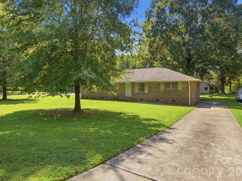 8051 Way Road, Charlotte, NC 28215.  MLS# CAR4420821, YatesRealty ID 49960. 