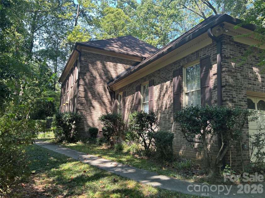 101 Medearis Drive, Charlotte, NC 28211.  MLS# CAR4423063, YatesRealty ID 49961. 