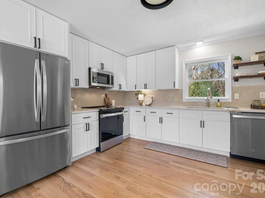 307 Park Drive, Stanley, NC 28164.  MLS# CAR4359608, YatesRealty ID 4997. Beautiful Soft-close Cabinets