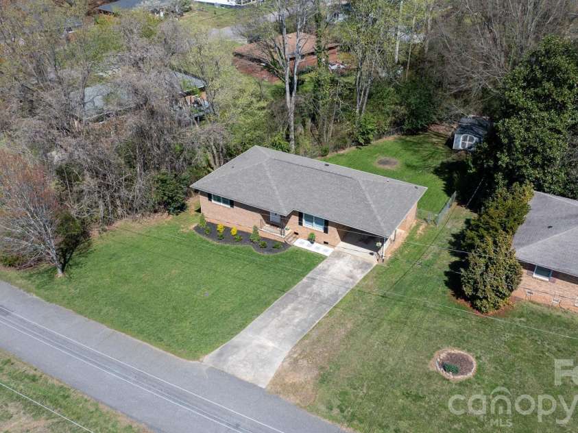307 Park Drive, Stanley, NC 28164.  MLS# CAR4359608, YatesRealty ID 4997. Brick home neighborhood