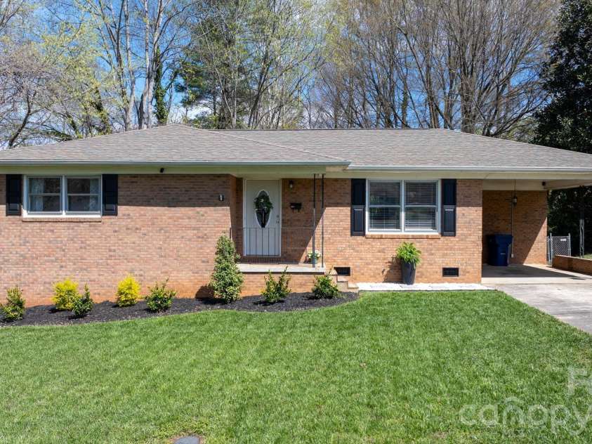 307 Park Drive, Stanley, NC 28164.  MLS# CAR4359608, YatesRealty ID 4997. Full Brick w/Basement