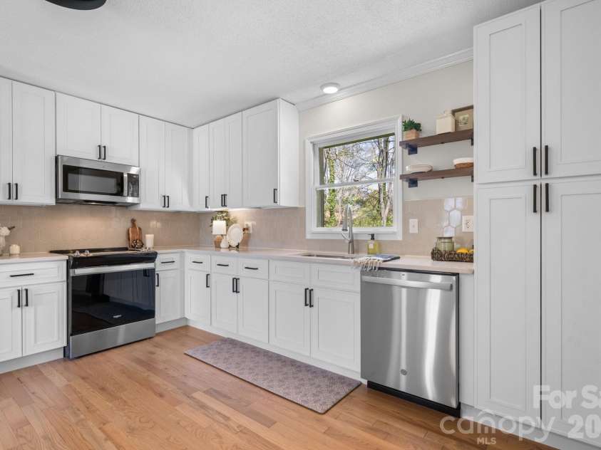 307 Park Drive, Stanley, NC 28164.  MLS# CAR4359608, YatesRealty ID 4997. Sleek Quartz Counterrops
