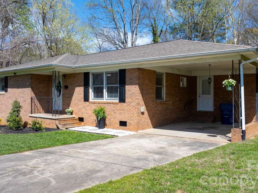 307 Park Drive, Stanley, NC 28164.  MLS# CAR4359608, YatesRealty ID 4997. Welcome to 307 Park Dr West