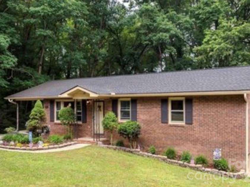 15 Horseshoe Drive, Hendersonville, NC 28791.  MLS# CAR4418248, YatesRealty ID 49973. 