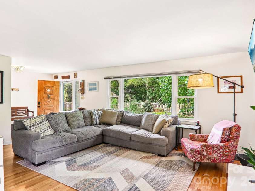 333 Kenilworth Road, Asheville, NC 28805.  MLS# CAR4422949, YatesRealty ID 49975. 