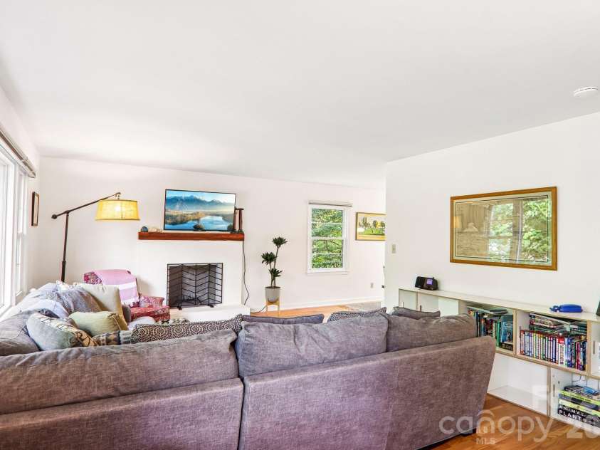 333 Kenilworth Road, Asheville, NC 28805.  MLS# CAR4422949, YatesRealty ID 49975. 