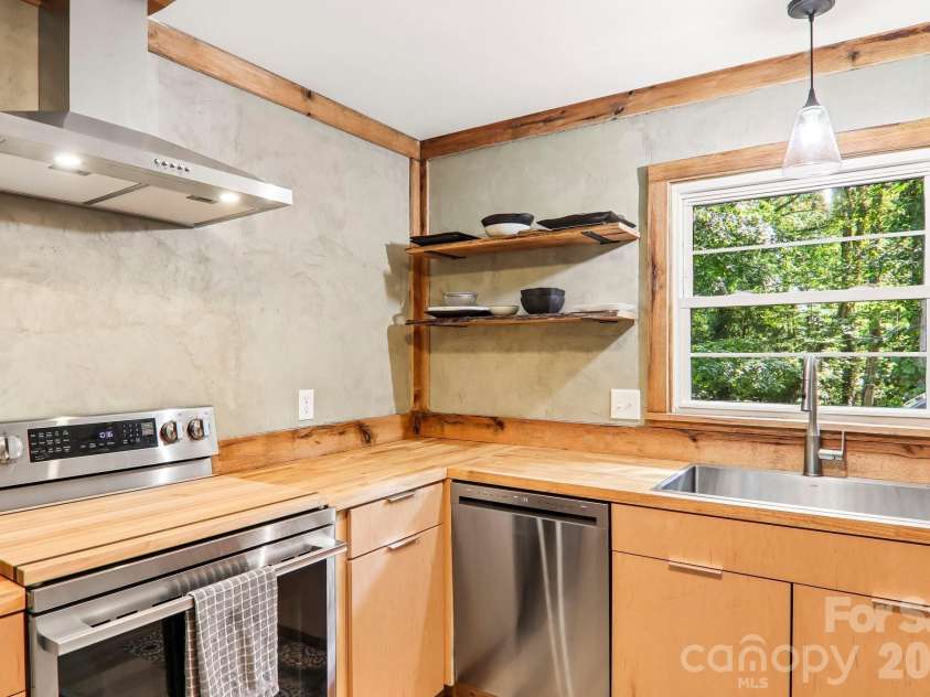 333 Kenilworth Road, Asheville, NC 28805.  MLS# CAR4422949, YatesRealty ID 49975. 