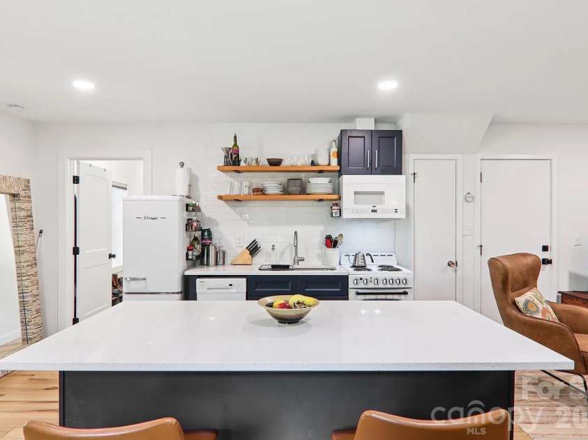 333 Kenilworth Road, Asheville, NC 28805.  MLS# CAR4422949, YatesRealty ID 49975. 