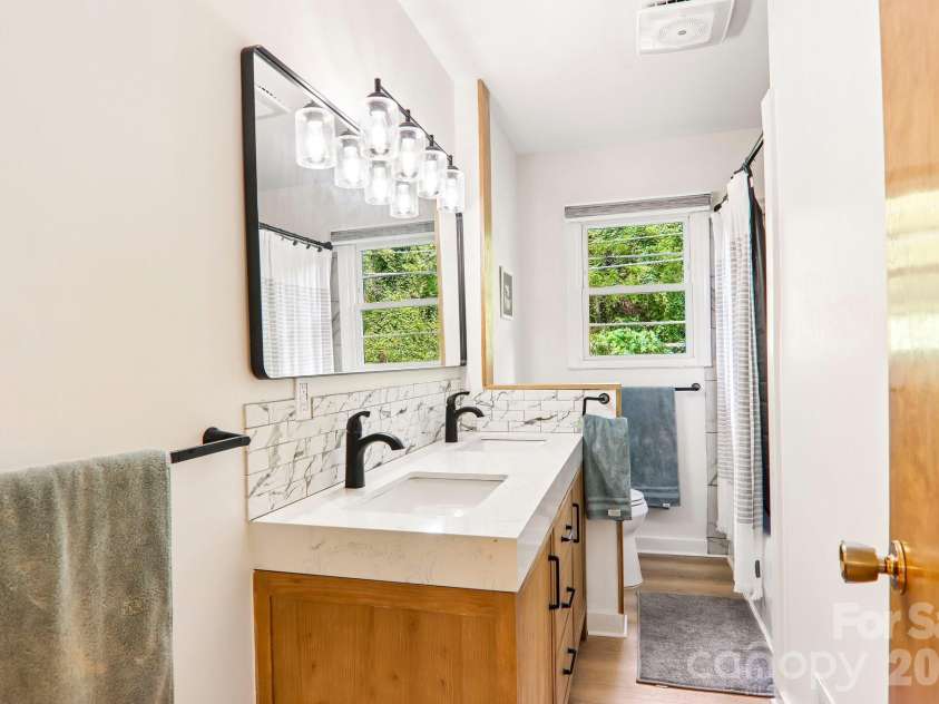 333 Kenilworth Road, Asheville, NC 28805.  MLS# CAR4422949, YatesRealty ID 49975. Hallway full bath!