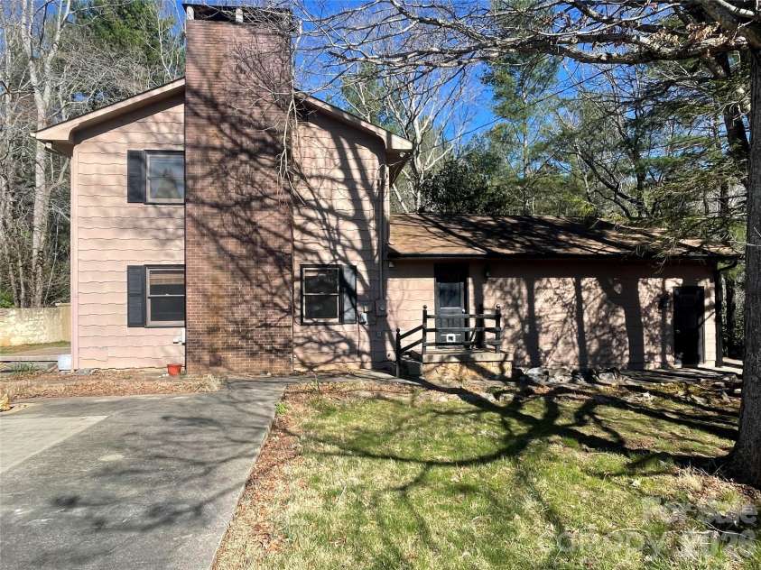 64 Merrill Place, Fairview, NC 28730.  MLS# CAR4359917, YatesRealty ID 4998. 