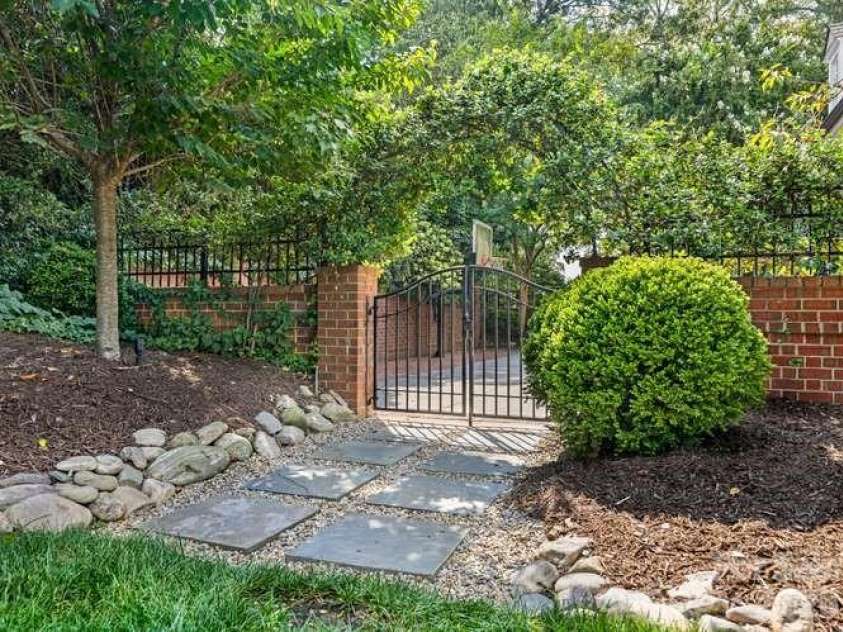 1811 Queens Road, Charlotte, NC 28207.  MLS# CAR4423142, YatesRealty ID 49982. 