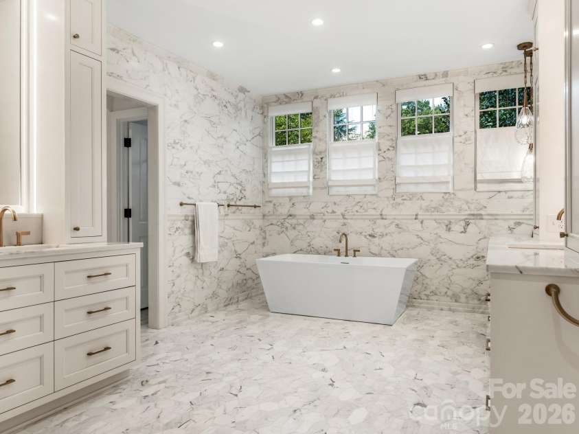1811 Queens Road, Charlotte, NC 28207.  MLS# CAR4423142, YatesRealty ID 49982. 