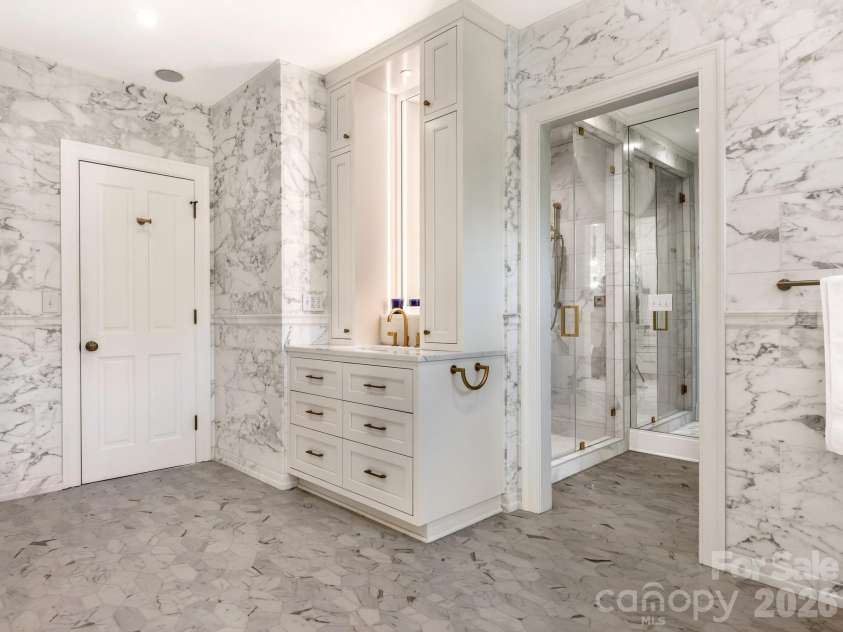 1811 Queens Road, Charlotte, NC 28207.  MLS# CAR4423142, YatesRealty ID 49982. 