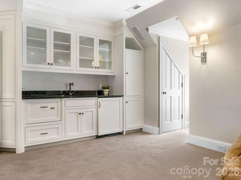 1811 Queens Road, Charlotte, NC 28207.  MLS# CAR4423142, YatesRealty ID 49982. 