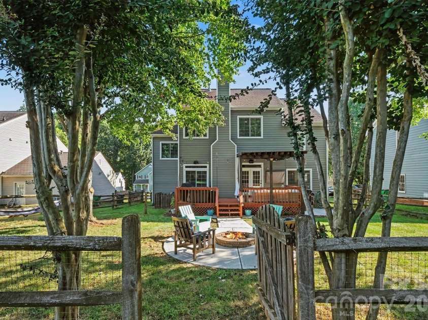 9433 Harris Glen Drive, Charlotte, NC 28269.  MLS# CAR4420751, YatesRealty ID 49983. 