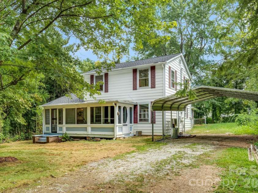 35 Blade Road, Hendersonville, NC 28791.  MLS# CAR4423417, YatesRealty ID 49984. 