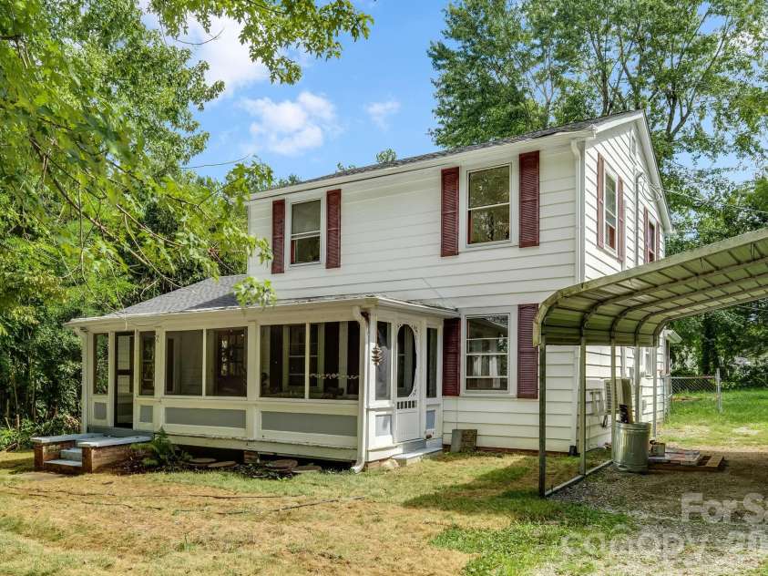 35 Blade Road, Hendersonville, NC 28791.  MLS# CAR4423417, YatesRealty ID 49984. 