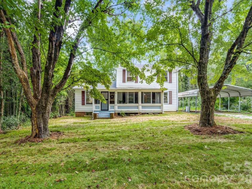 35 Blade Road, Hendersonville, NC 28791.  MLS# CAR4423417, YatesRealty ID 49984. 