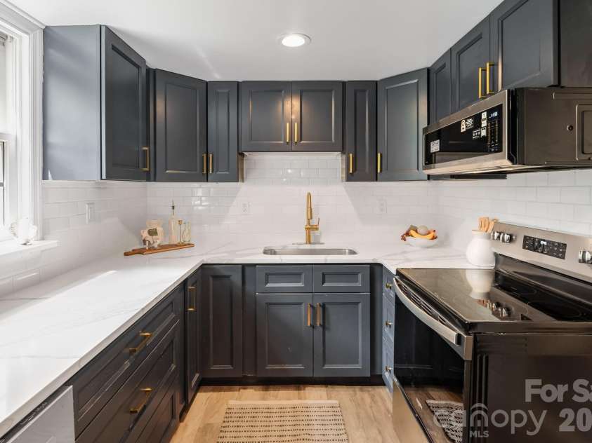 35 Blade Road, Hendersonville, NC 28791.  MLS# CAR4423417, YatesRealty ID 49984. 