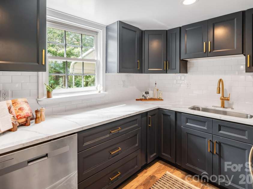 35 Blade Road, Hendersonville, NC 28791.  MLS# CAR4423417, YatesRealty ID 49984. 