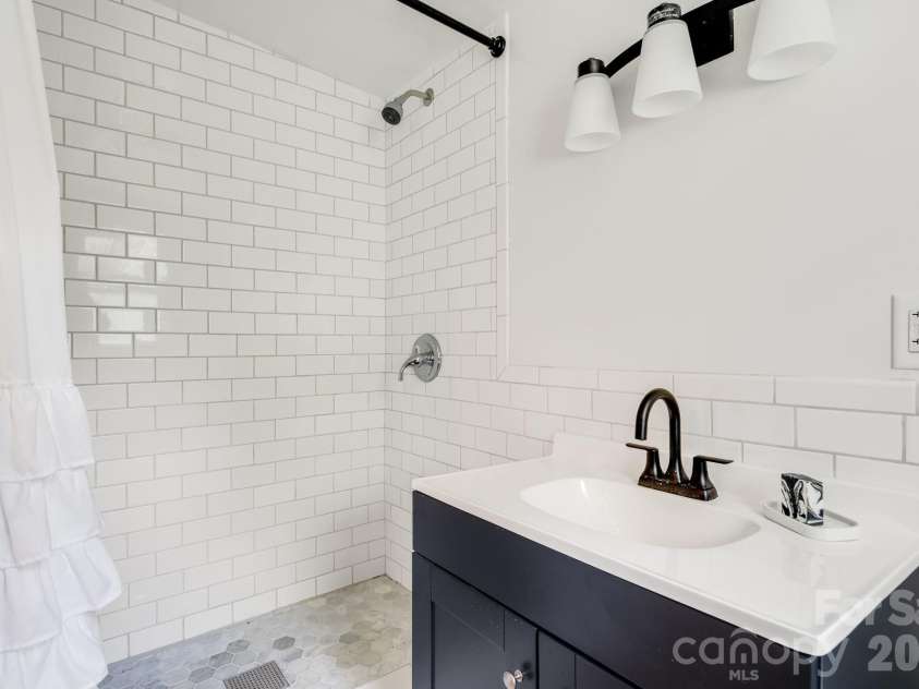 35 Blade Road, Hendersonville, NC 28791.  MLS# CAR4423417, YatesRealty ID 49984. 