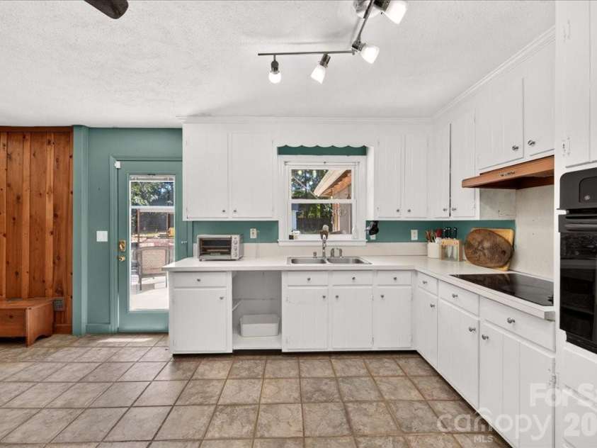 1442 Plumcrest Drive, Charlotte, NC 28216.  MLS# CAR4422358, YatesRealty ID 49987. Kitchen