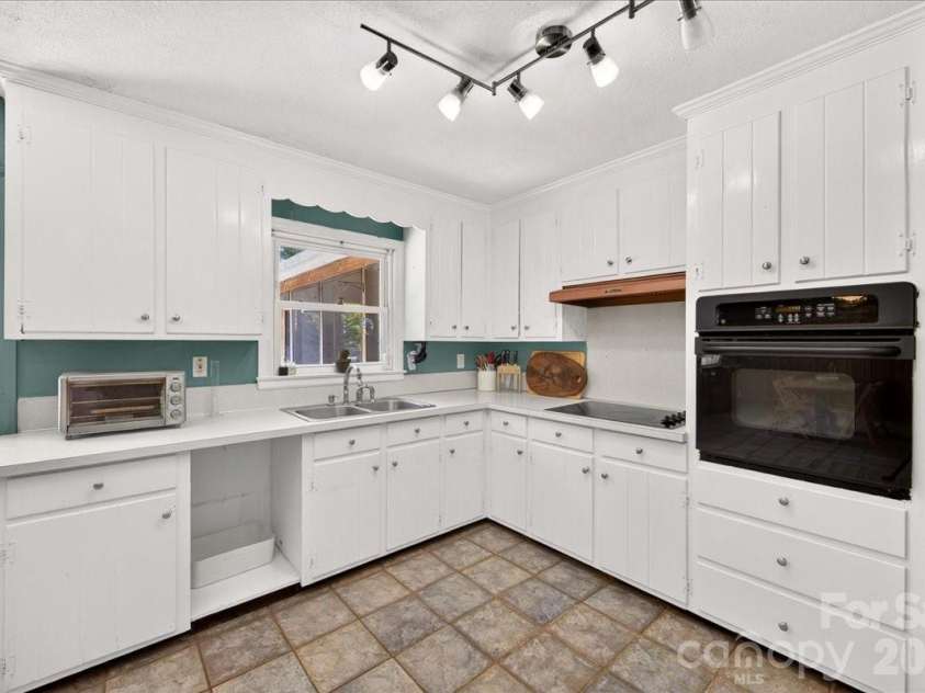 1442 Plumcrest Drive, Charlotte, NC 28216.  MLS# CAR4422358, YatesRealty ID 49987. Kitchen