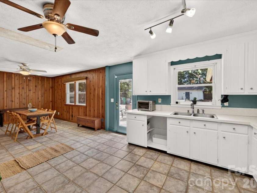 1442 Plumcrest Drive, Charlotte, NC 28216.  MLS# CAR4422358, YatesRealty ID 49987. Kitchen and dining room area
