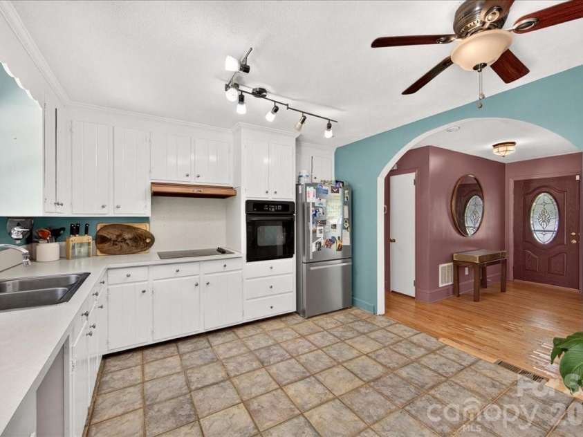 1442 Plumcrest Drive, Charlotte, NC 28216.  MLS# CAR4422358, YatesRealty ID 49987. Kitchen with arched doorway