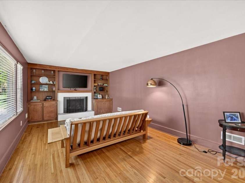 1442 Plumcrest Drive, Charlotte, NC 28216.  MLS# CAR4422358, YatesRealty ID 49987. Living Room