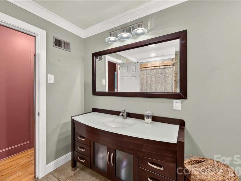 1442 Plumcrest Drive, Charlotte, NC 28216.  MLS# CAR4422358, YatesRealty ID 49987. Main Bathroom