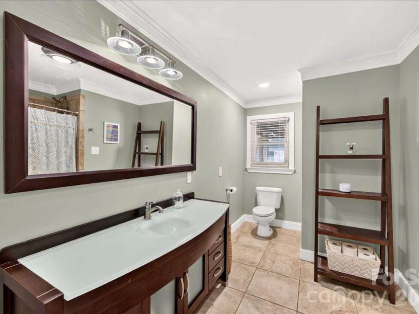 1442 Plumcrest Drive, Charlotte, NC 28216.  MLS# CAR4422358, YatesRealty ID 49987. Main Bathroom