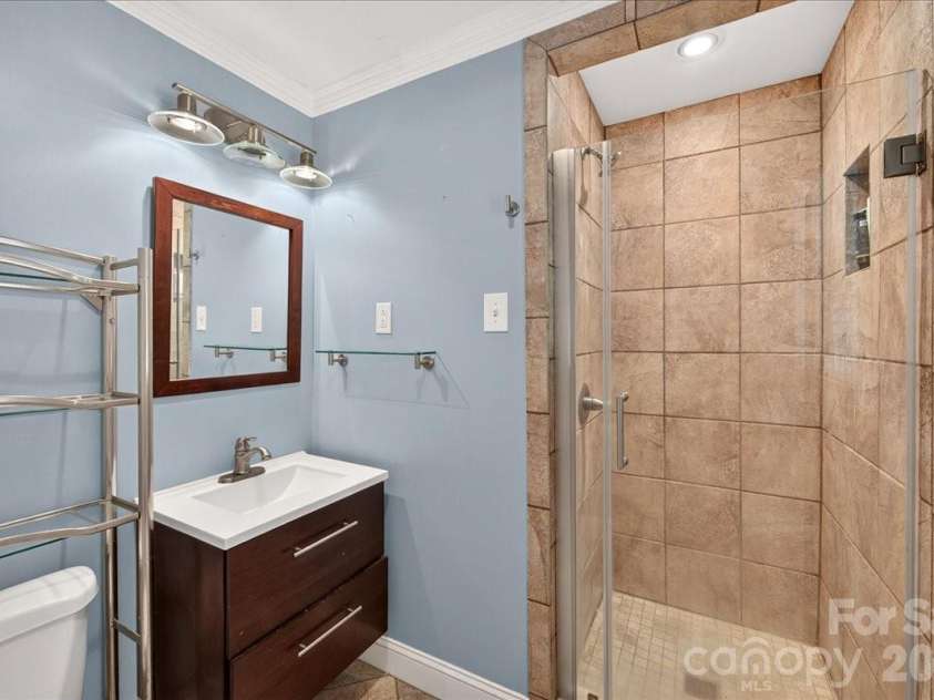 1442 Plumcrest Drive, Charlotte, NC 28216.  MLS# CAR4422358, YatesRealty ID 49987. Primary Bathroom