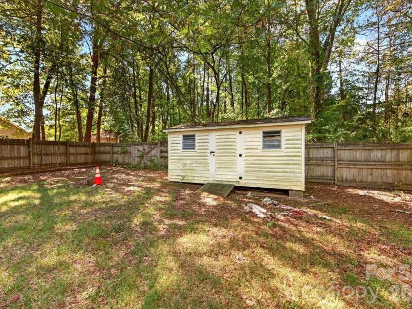 1442 Plumcrest Drive, Charlotte, NC 28216.  MLS# CAR4422358, YatesRealty ID 49987. Storage shed
