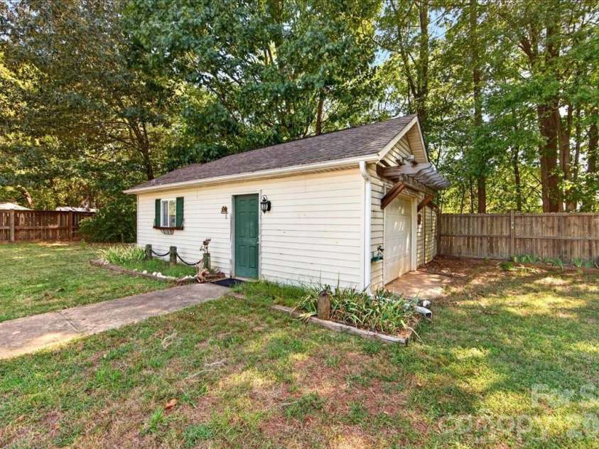 1442 Plumcrest Drive, Charlotte, NC 28216.  MLS# CAR4422358, YatesRealty ID 49987. Workshop