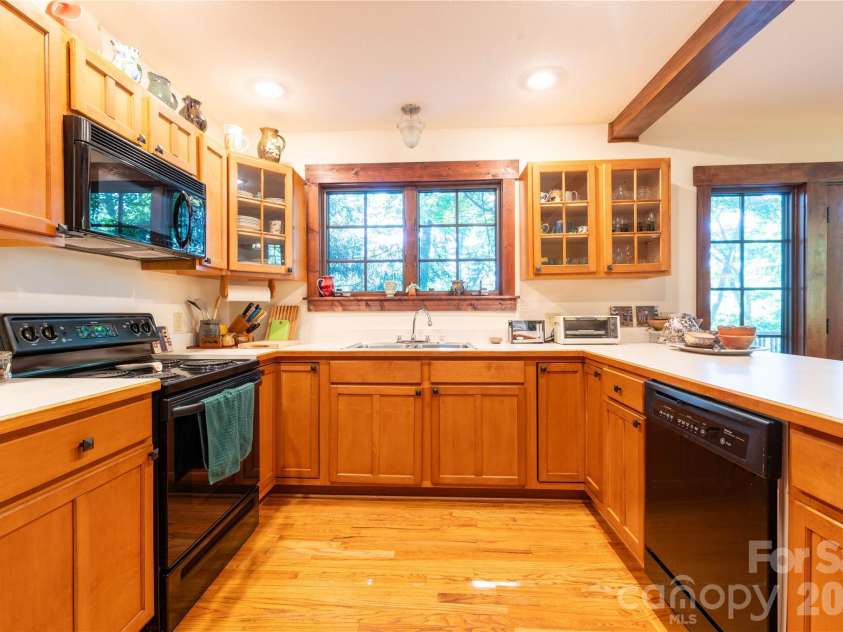 86 Forest Ridge Road, Burnsville, NC 28714.  MLS# CAR4421912, YatesRealty ID 49991. 