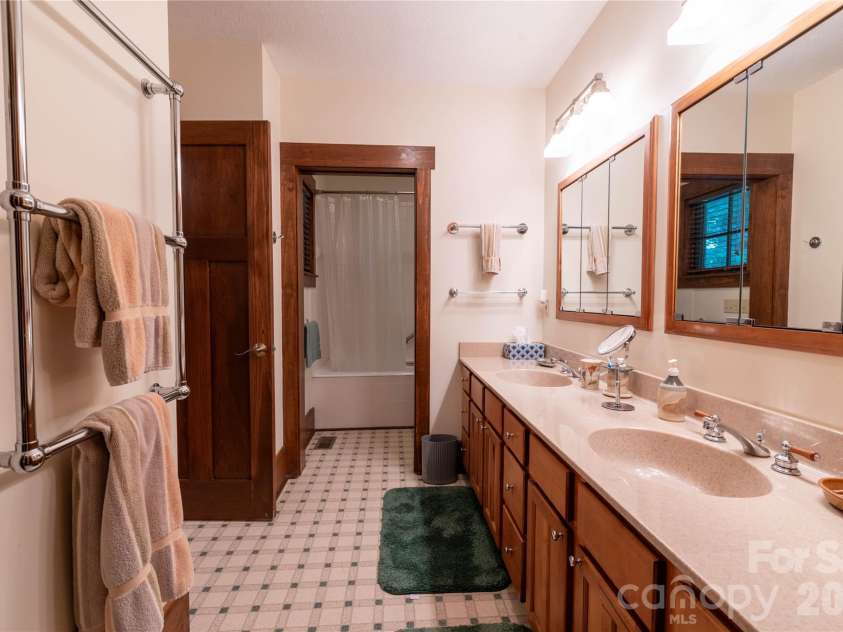 86 Forest Ridge Road, Burnsville, NC 28714.  MLS# CAR4421912, YatesRealty ID 49991. 