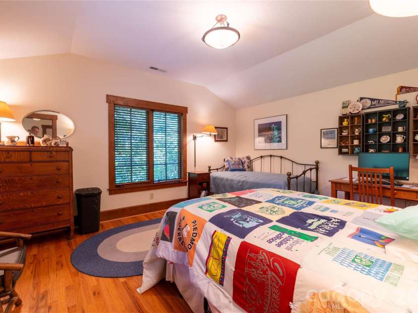 86 Forest Ridge Road, Burnsville, NC 28714.  MLS# CAR4421912, YatesRealty ID 49991. 