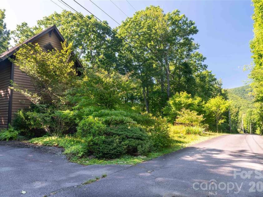 86 Forest Ridge Road, Burnsville, NC 28714.  MLS# CAR4421912, YatesRealty ID 49991. 