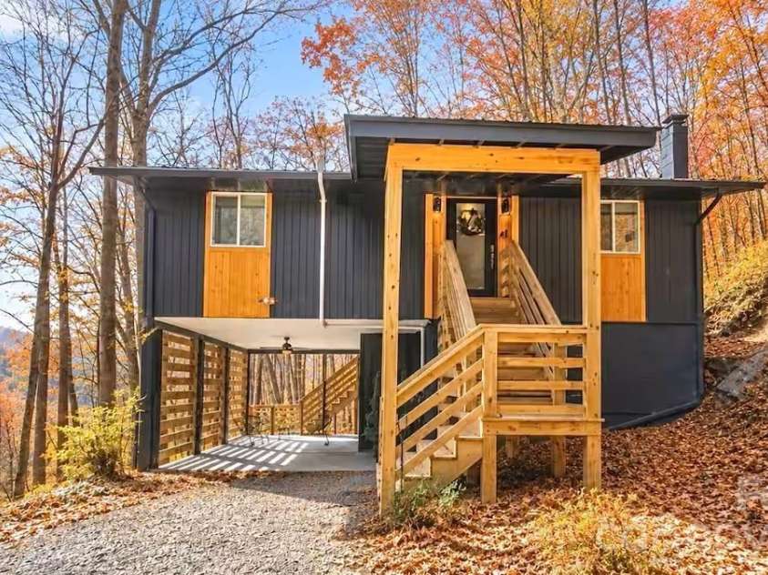 315 Bear Cove Road, Bryson City, NC 28713.  MLS# CAR4423012, YatesRealty ID 49999. Modern Cottage