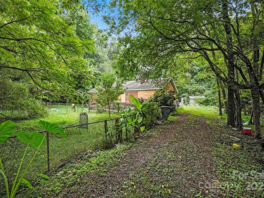 6109 Paw Creek Road, Charlotte, NC 28214.  MLS# CAR4286051, YatesRealty ID 500. 