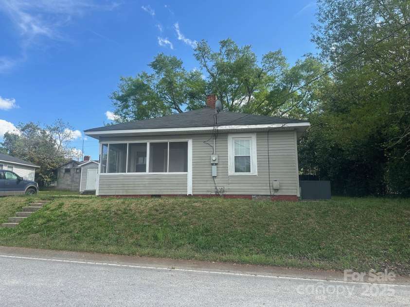 211 2nd Street, Kershaw, SC 29067.  MLS# CAR4243614, YatesRealty ID 5000. 