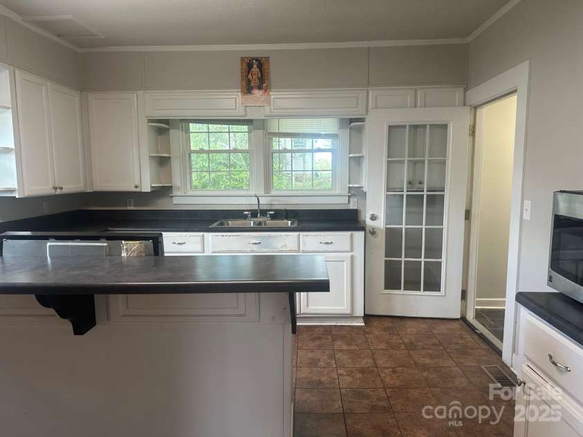 211 2nd Street, Kershaw, SC 29067.  MLS# CAR4243614, YatesRealty ID 5000. 