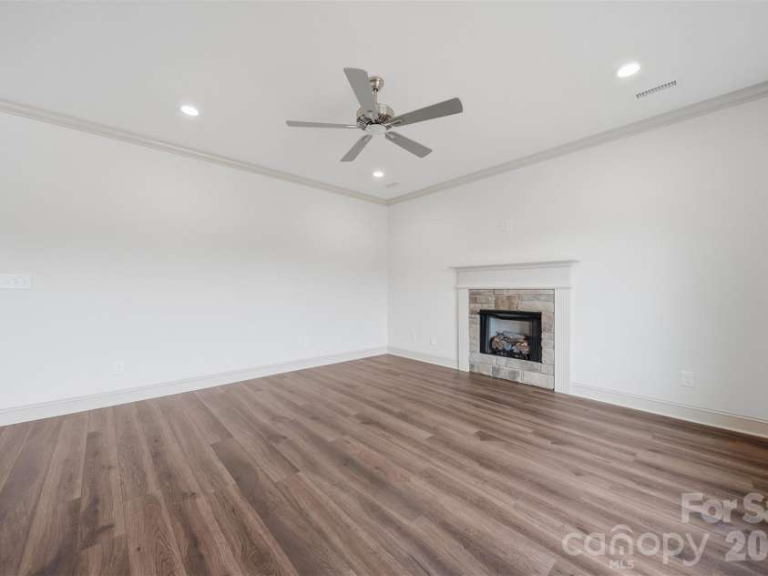 4957 Southview Drive, Hickory, NC 28602.  MLS# CAR4358937, YatesRealty ID 5000. 
