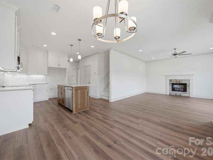 4957 Southview Drive, Hickory, NC 28602.  MLS# CAR4358937, YatesRealty ID 5000. 