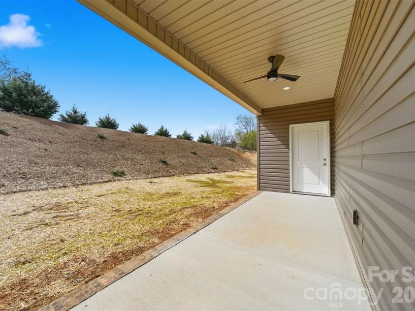 4957 Southview Drive, Hickory, NC 28602.  MLS# CAR4358937, YatesRealty ID 5000. 