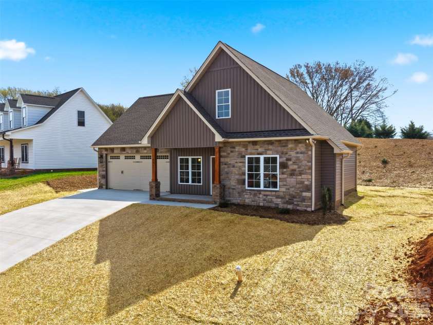 4957 Southview Drive, Hickory, NC 28602.  MLS# CAR4411205, YatesRealty ID 5000. 