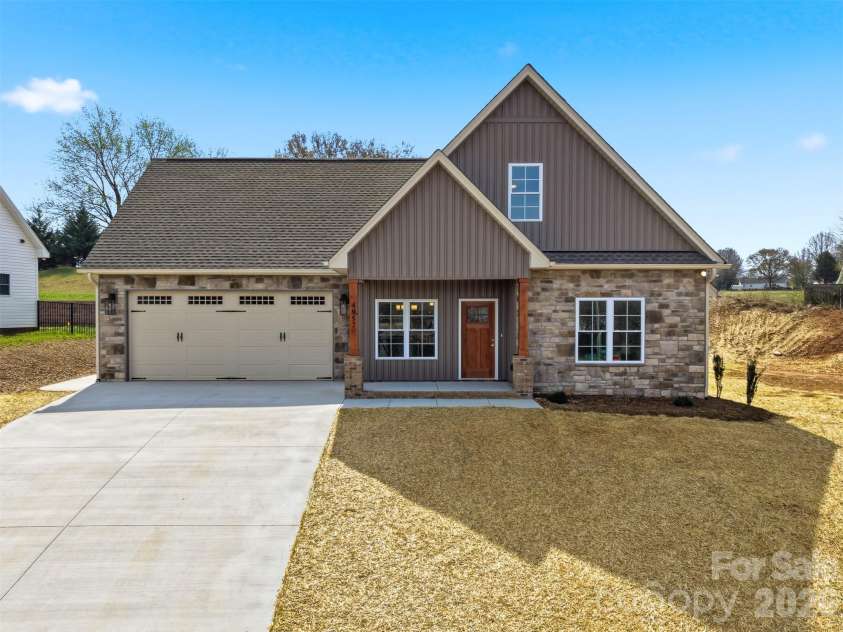 4957 Southview Drive, Hickory, NC 28602.  MLS# CAR4411205, YatesRealty ID 5000. 