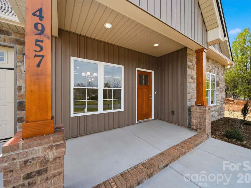 4957 Southview Drive, Hickory, NC 28602.  MLS# CAR4411205, YatesRealty ID 5000. 